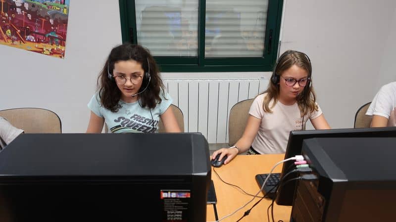 2 ados qui jouent à l'ordinateur