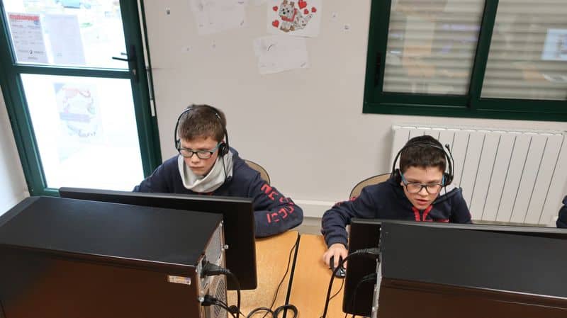 2 Jeunes sur des ordinateurs