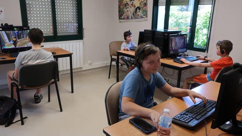 Jeunes sur des ordinateurs